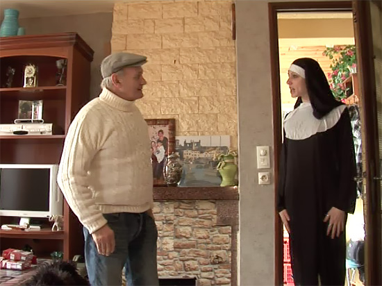 Un papy et son acolyte dévergondent une femme en uniforme