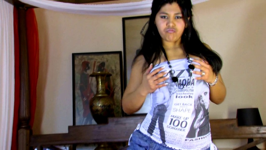 Julia Morgane sur son lit, seule mais surexcitée