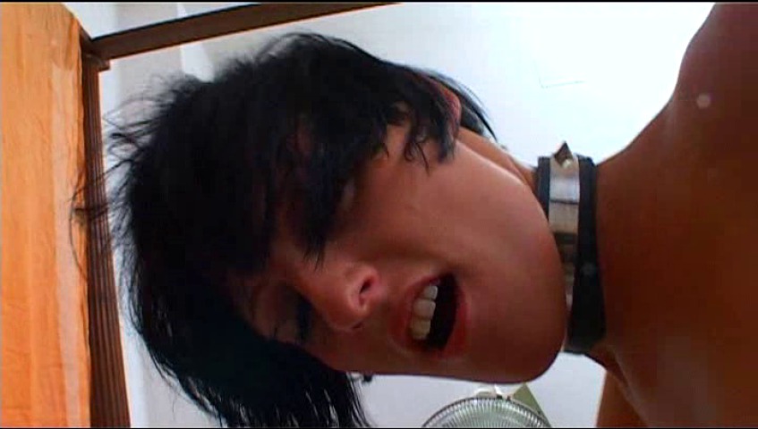 Une coquine SM se fait bourrer tous les orifices