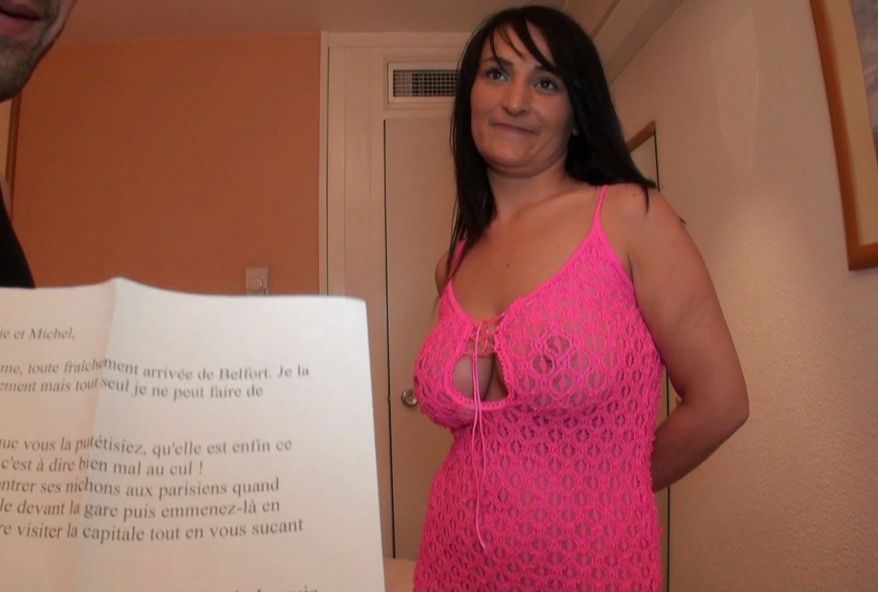 Stella se laisse défoncer par 4 hardeurs dans un porno amateur