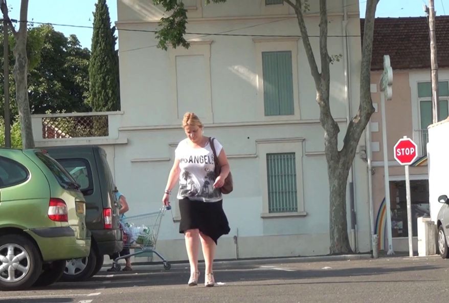 Vidéo porno de Stéphanie, mère au foyer en manque, se laisse baiser par un jeune pour défier son mari ! (vidéo exclusive)