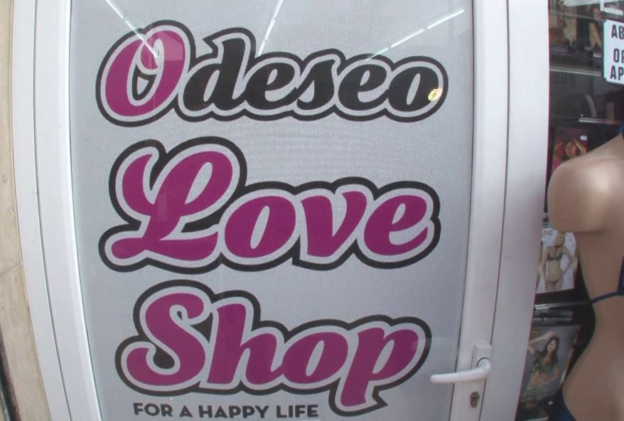 Stéfano et la patronne du sexshop !