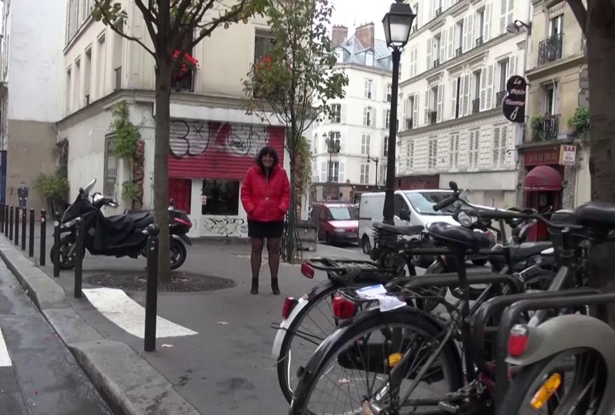 Une milf de 51 ans prise par trois jeunes bites dans un bar