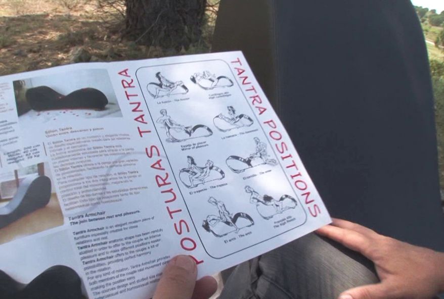 Stéphano invente un canapé spécialement conçu pour la baise ! (vidéo exclusive)