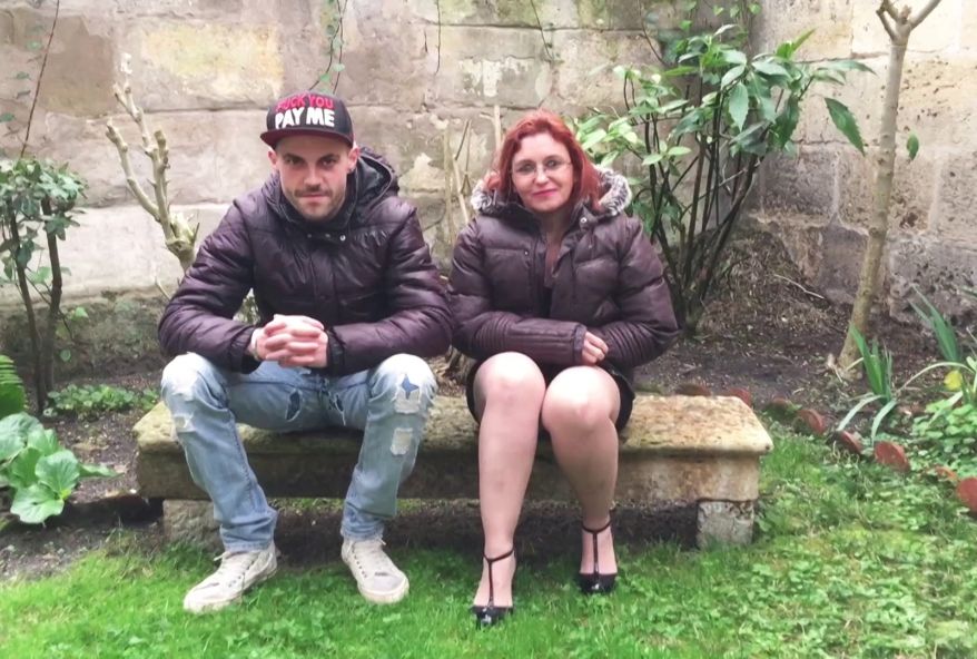 Une bonne secrétaire rousse se laisse ramoner par deux bites