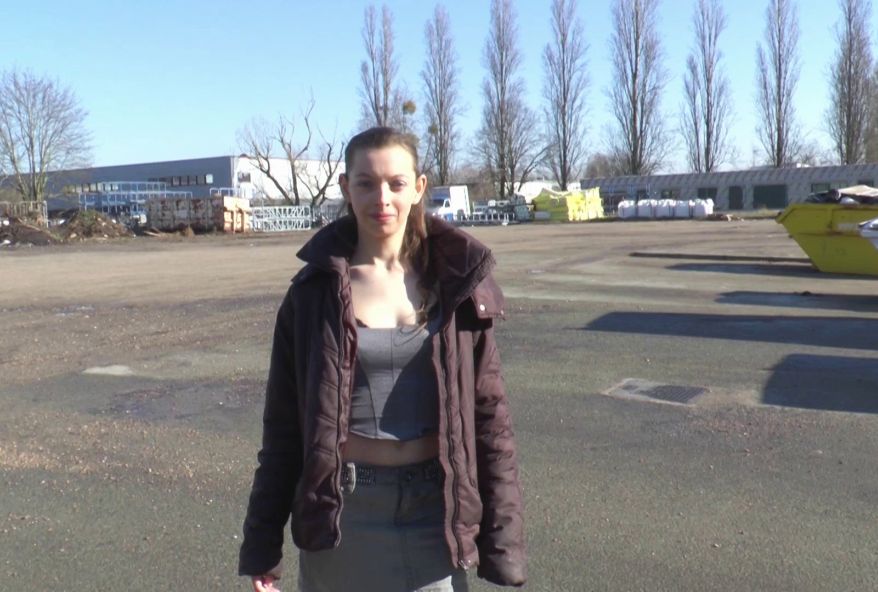 Nous retrouvons Charlotte, 19 ans, élève modèle en 1ère S dans un lycée de la région parisienne ! (vidéo exclusive)