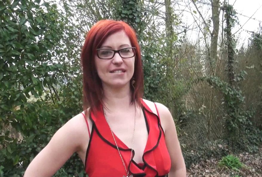 Emy, infirmière à Lyon, offerte à son premier gang-bang ! (vidéo exclusive)
