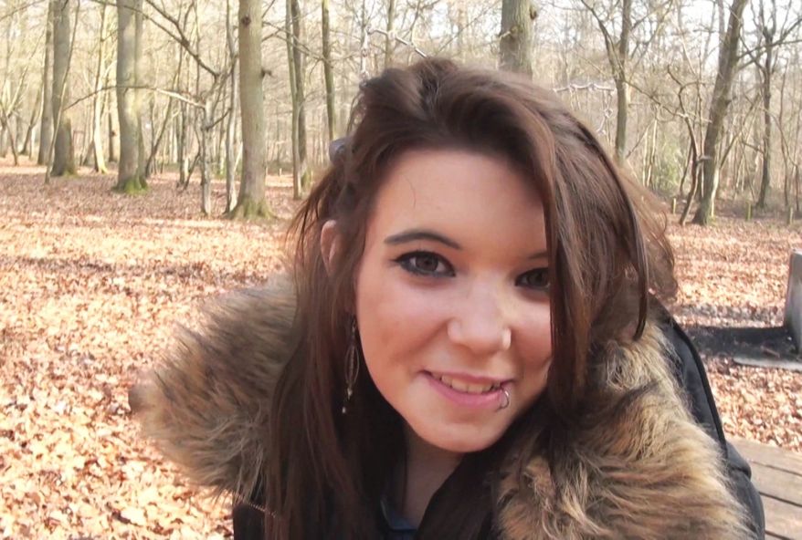 A à peine 18 ans Angela veut se faire enculer par un black pour faire chier sa mère ! (vidéo exclusive)