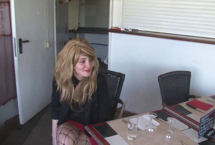 Céline, à peine 18 ans, profite d’un week-end pour se faire dépuceler du cul en direct ! (vidéo exclusive)