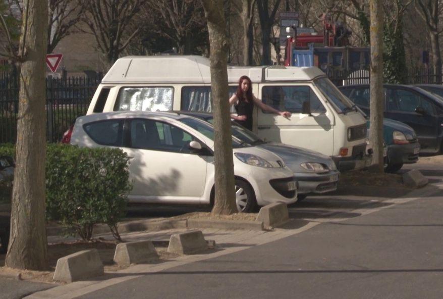 Zoé, 19 ans, énorme nympho qui parcours la France en Van pour faire le tour des casernes ! (vidéo exclusive)