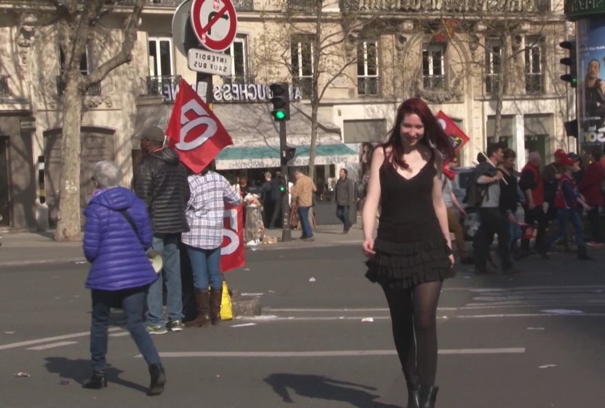 On emmène Zoé, 19 ans, dans un sexshop parisien bien connu comme repère à plans culs ! (vidéo exclusive)