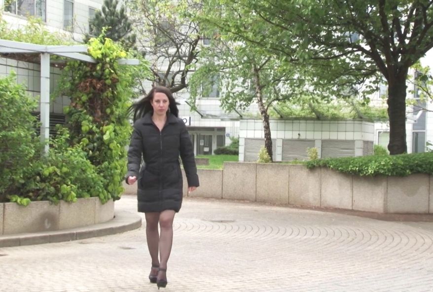 Angela, assistante de direction esclave sexuelle de son patron, vient nous raconter sa drôle de relation … et nous laisse l’enculer ! (vidéo exclusive)