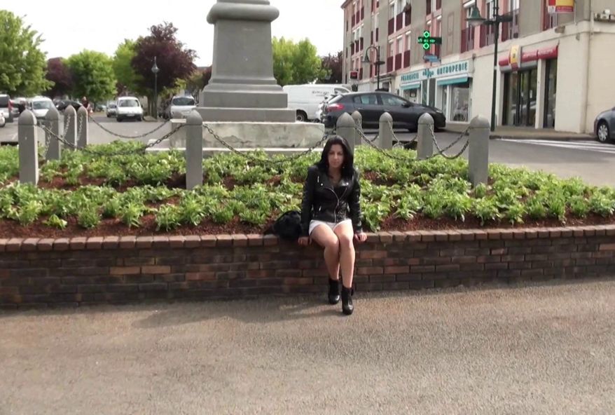 La petite infirmière de 22 ans frimait en réclamant une grosse bite … aîe ! (vidéo exclusive)