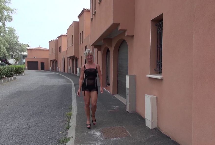 Après un divorce et des années de vie rangée la belle cougar devient très salope ! (vidéo exclusive)