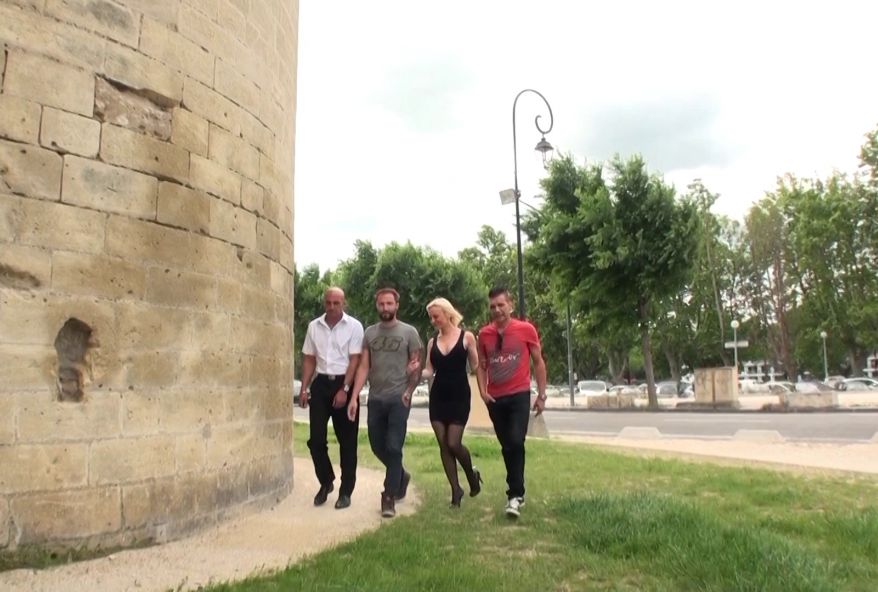 Caroline, 38 ans, divorcée, gang-banguée ! (vidéo exclusive)