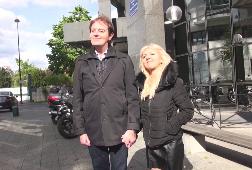 Son mari, au style so british … se branle devant sa femme prise en gnag bang par nos fans ! (vidéo exclusive)