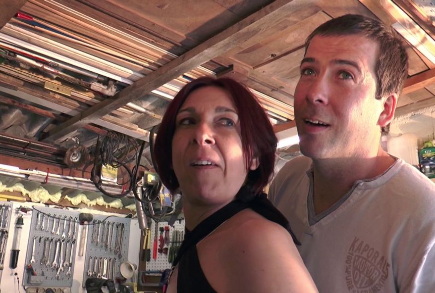 Maman gang-banguée dans la cabane à outils ! (vidéo exclusive)