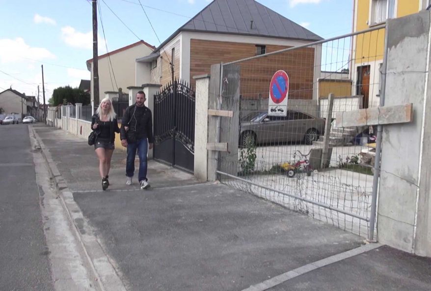Lize, la jolie blonde du palace, recherche une maison en loc ! (vidéo exclusive)