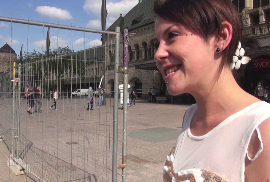 Maelys, une petite jeune de Metz, commence à devenir une bonne chienne ! (vidéo exclusive)