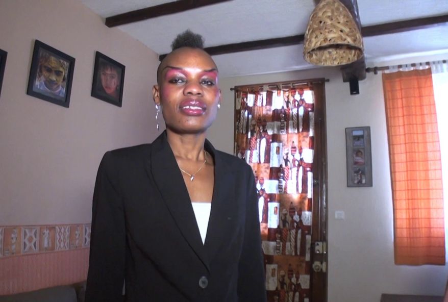 Son oncle nous invite chez lui pour sauter sa nièce venue en vacances ! (vidéo exclusive)