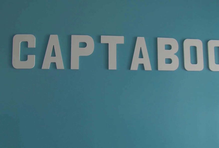 Son mari profite des vacances pour offrir sa femme aux jeunes de la station ! (vidéo exclusive)