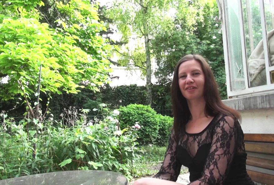 La très sexuelle aide-soignante de Metz nous demande de lui remplir le cul ! (vidéo exclusive)