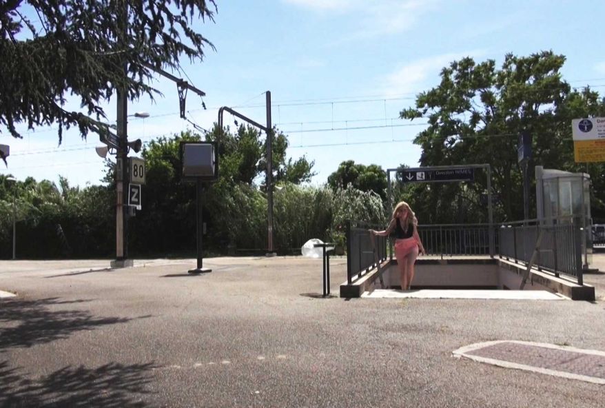 Clara, une bimbo incendiaire qui va souffrir du cul ! (vidéo exclusive)