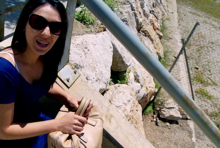 La coiffeuse à l’appareil dentaire n’aurait pas dû ! (vidéo exclusive)