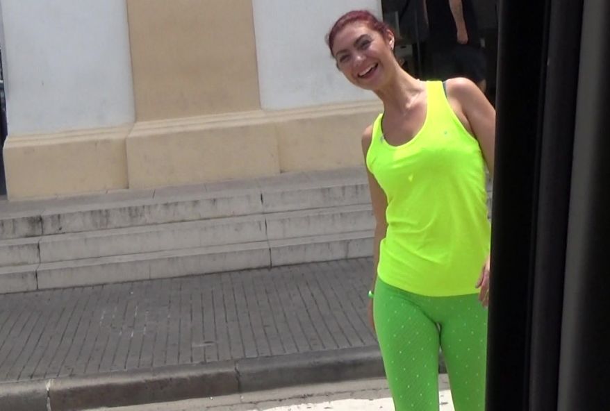 Thierry fait visiter Sitges à Julia, en week-end, à sa manière ! (vidéo exclusive)