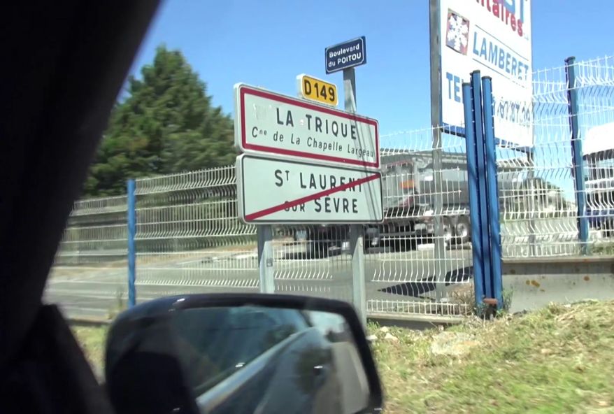 L’histoire de la blonde qui habite à La Trique dans les Deux-Sèvres ! (vidéo exclusive)