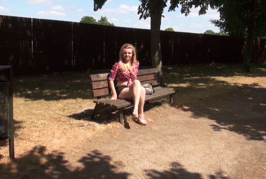 Cindy, 20 ans, de Dunkerque, une ingénue qu’on va transformer en bonne salope ! (vidéo exclusive)