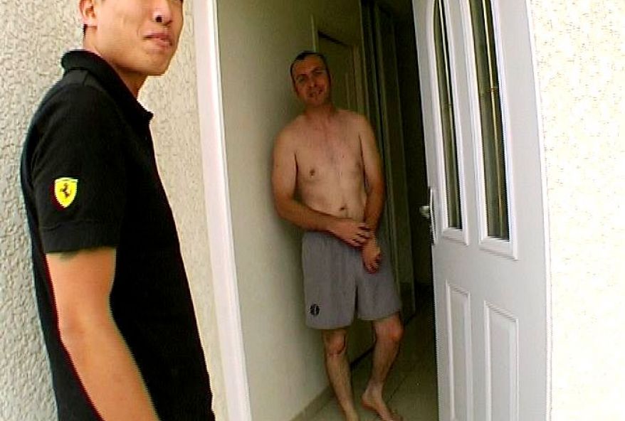 Une femme fontaine ramonée par un mec et son mari