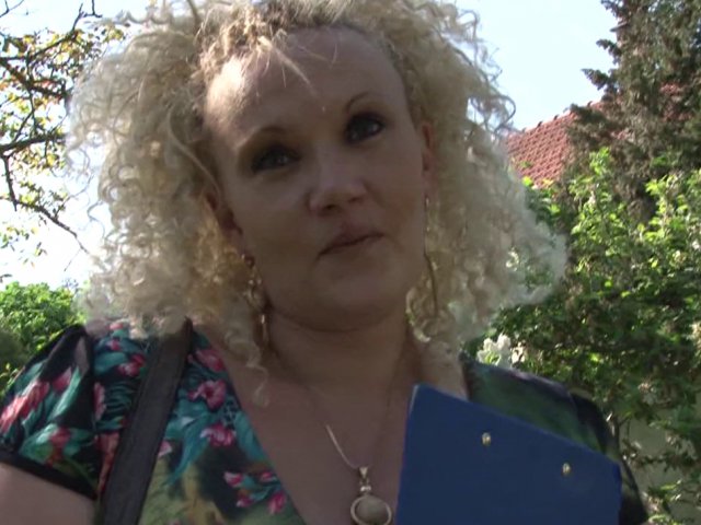 On dépoussière la chatte de la femme de ménage