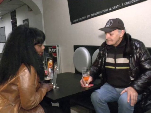 Elle voulait un homme mûr… une belle black goûte à une bite de papy pour la 1ère fois !